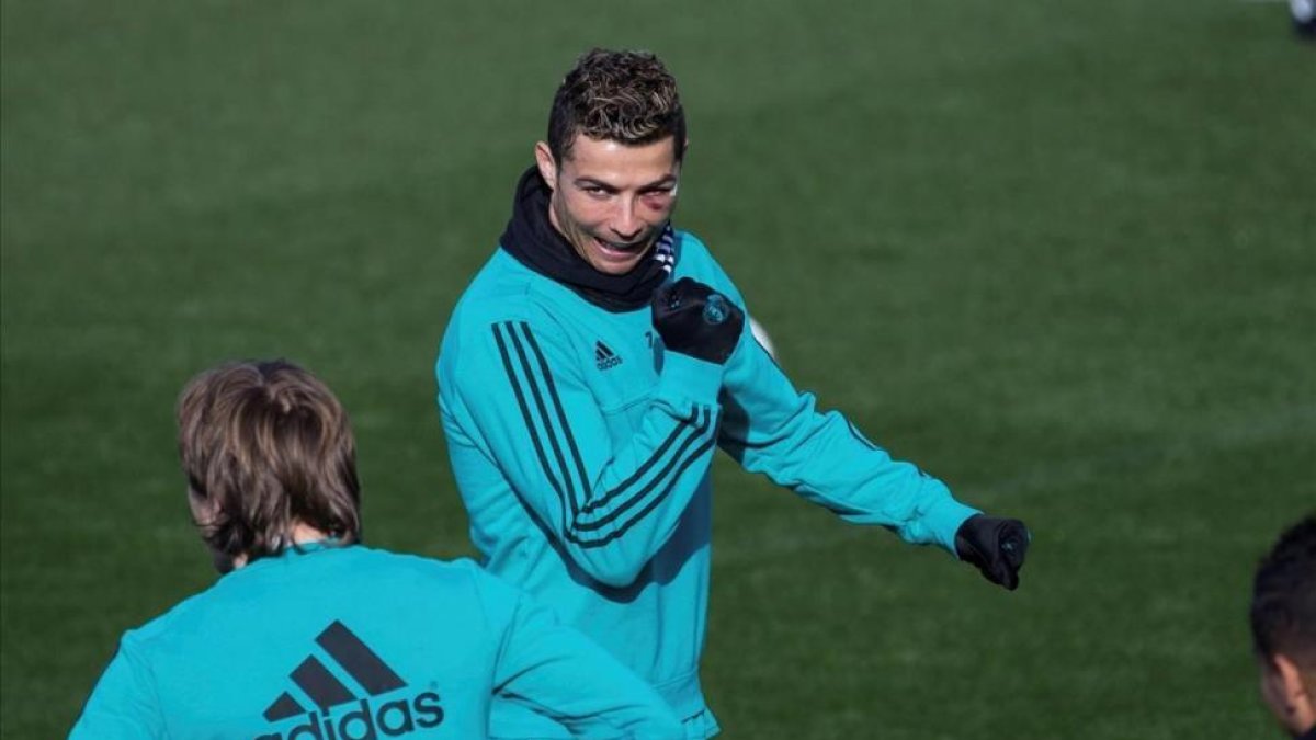 Cristiano, durante el entrenamiento en Valdebebas, luce el ojo amoratado tras un choque al marcar un gol.-RODRIGO JIMÉNEZ