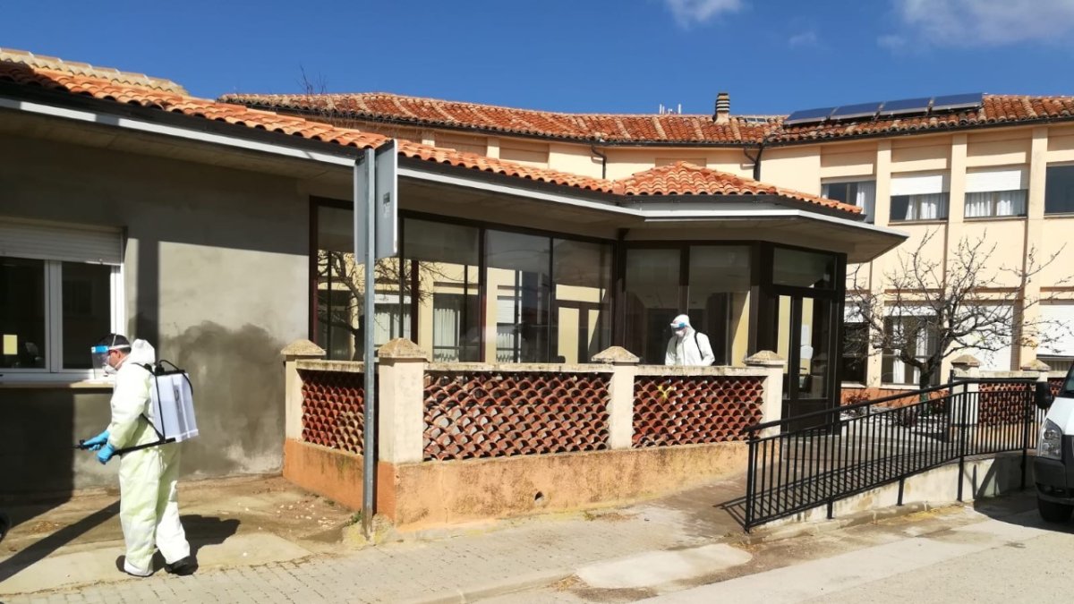 Tareas de desinfección en la residencia de Gómara.-HDS