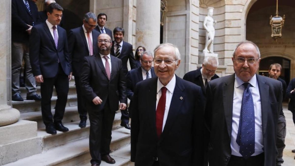 Bonet, derecha, con el presidente de la Cambra, Miquel Valls.-JULIO CARBÓ