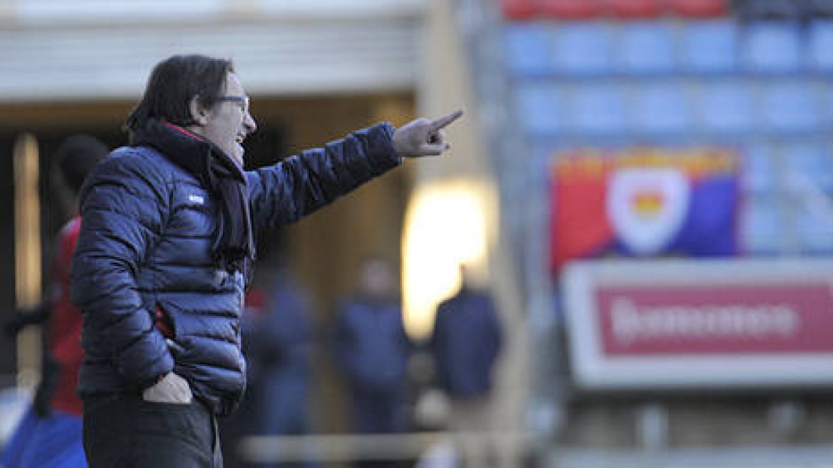 El entrenador del Numancia, Juan Antonio Anquela. / DIEGO MAYOR-