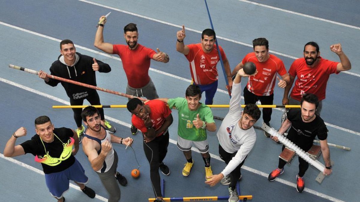 Algunos de los integrantes del Club Atletismo Numantino que el sábado competirán sobre la pista de Los Pajaritos.-VALENTÍN GUISANDE