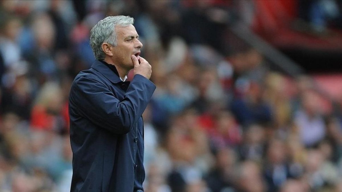 Mourinho, preocupado durante el partido con el CIty en Old Trafford.-EFE / PETER POWELL