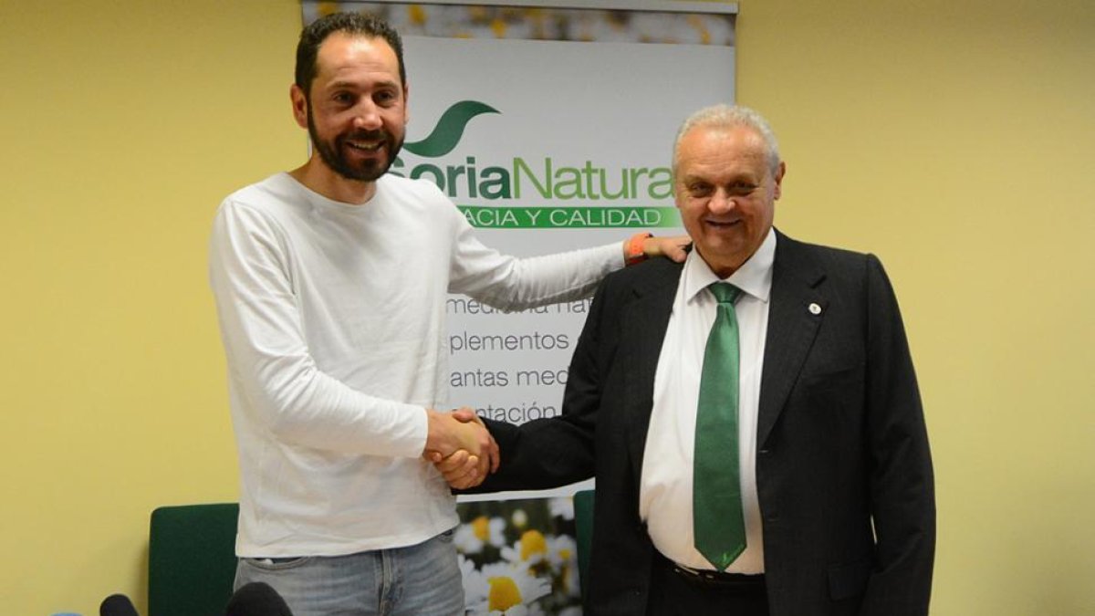 Pablo Machín y Antonio Esteban se daban un apretón de manos a la finalización de la rueda de prensa.-Álvaro Martínez