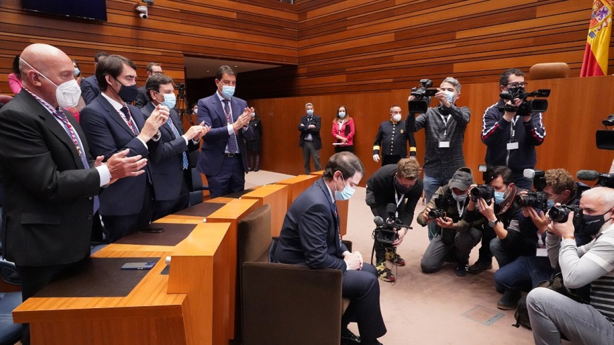 Alfonso Fernnández Mañueco, posa ante las cámaras en el acto de su toma de posesión como presidente de la Junta. ICAL