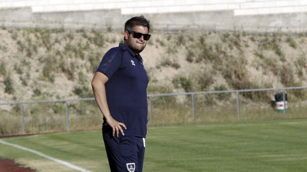 José Alejandro Huerta dirige al Numancia B desde la banda en un partido de la fase regular.-LUIS ÁNGEL TEJEDOR