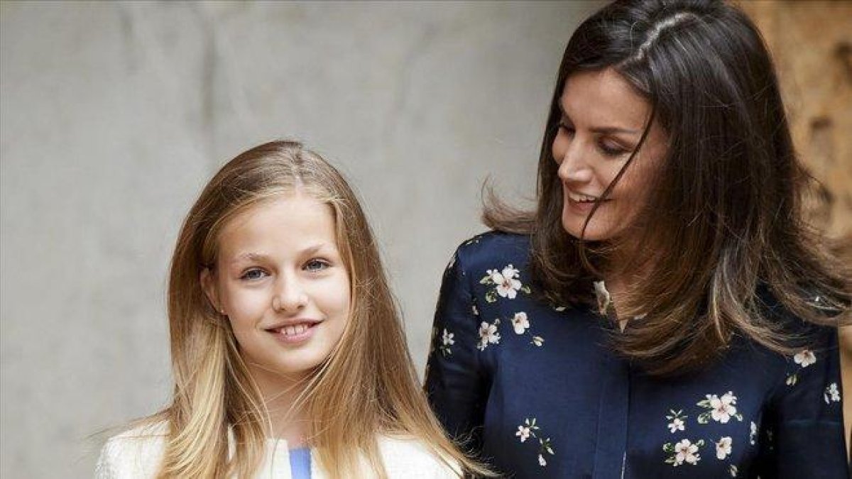 La princesa Leonor y su madre, la reina Letizia, en la misa del Domingo de Resurrección en la catedral de Palma.-CARLOS R. ÁLVAREZ