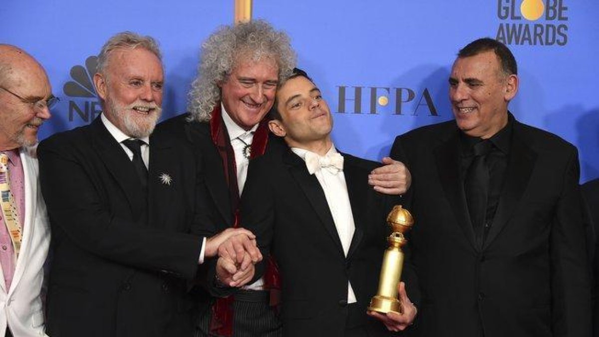 Brian May (centro de la imagen), junto a Rami Malek, Jim Beach, Roger Taylar y Graham King, durante la gala de los Globos de Oro.-INVISION