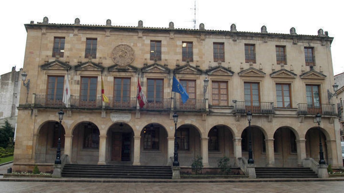La fachada del Ayuntamiento. / VALENTÍN GUISANDE-
