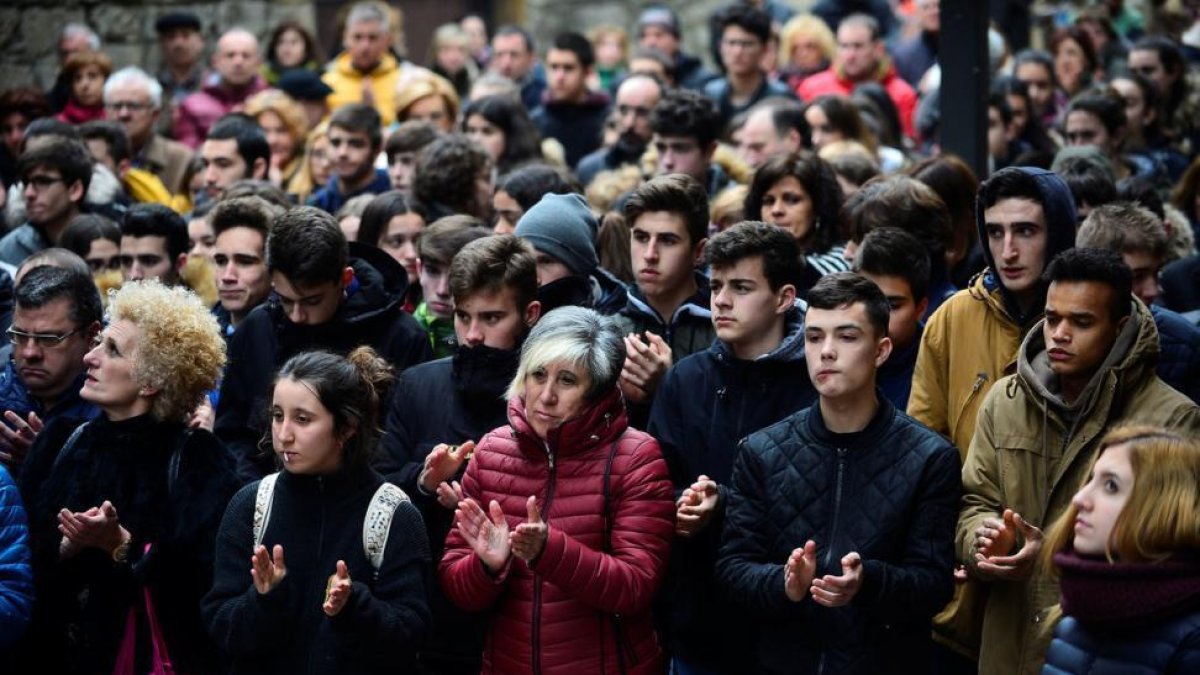 Homenaje en Ermua, al ertzaina fallecido en Bilbao.-/ VINCENT WEST (REUTERS)
