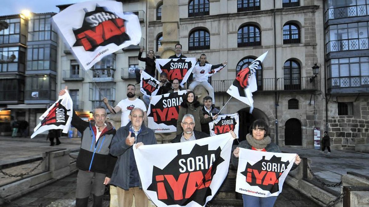 Soria Ya cambió ayer los leones del Congreso por los de la plaza Mayor.-VALENTÍN GUISANDE