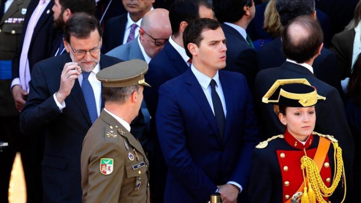 El presidente del Gobierno y del PP, Mariano Rajoy, junto al líder de Ciudadanos, Albert Rivera, en los actos del 2 de mayo en Madrid.-JUAN MANUEL PRATS