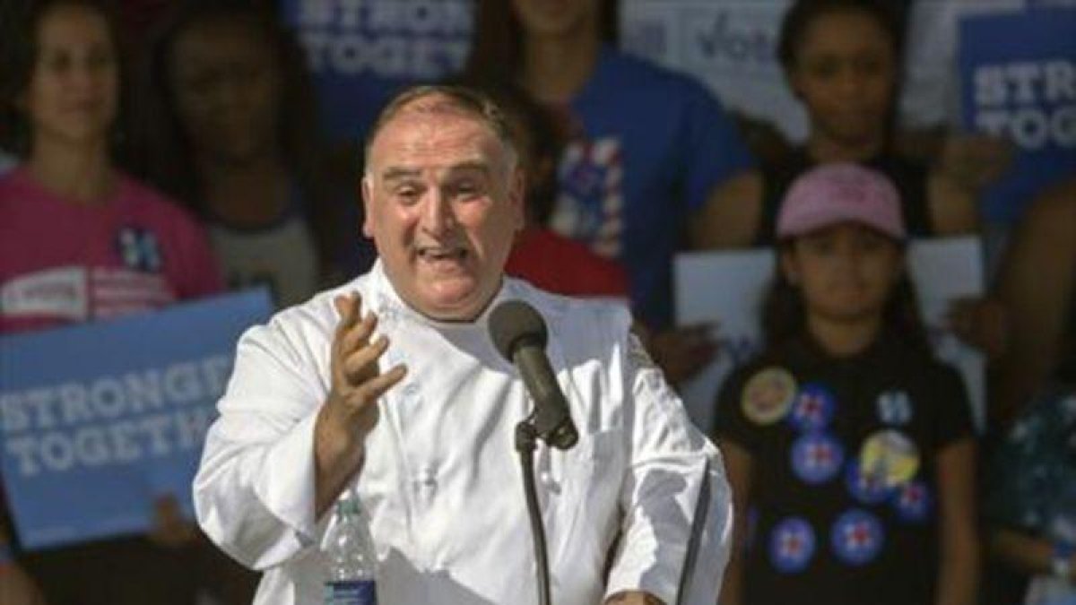 El chef José Andrés, durante su intervención en el mitin demócrata en Tampa.-AP / ANDRES LEIVA