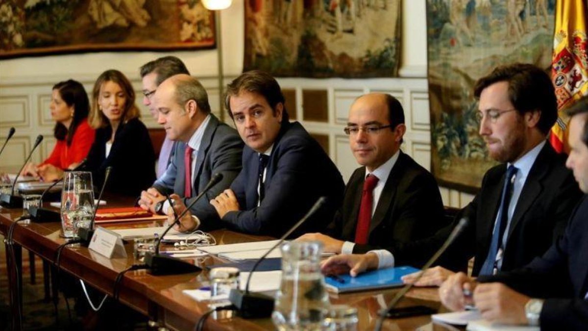 Roberto Bermúdez de Castro (en el centro de la foto, con un bolígrafo en la mano), en la reunión que convocó el 28 de octubre con los secretarios de Estado del Gobierno central, para organizar el despliegue del 155.-JUAN MANUEL PRATS