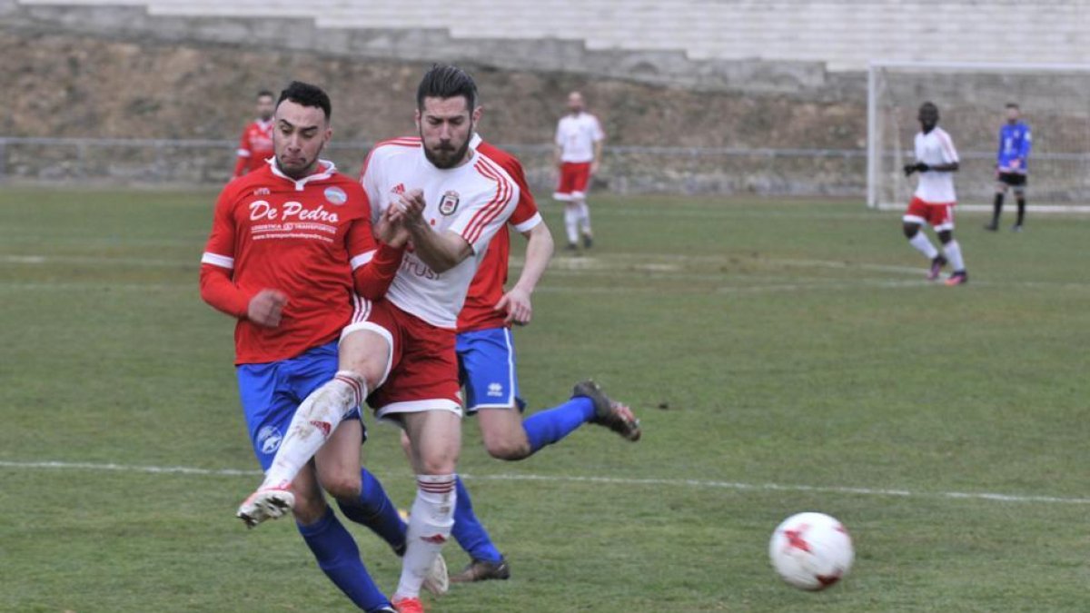 El Uxama se volvió a dejar escapar puntos en la recta final de los partidos, ayer contra el Ávila.-Valentín Guisande
