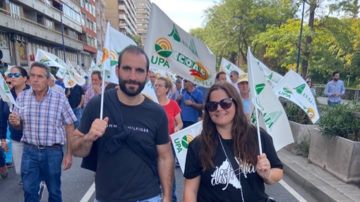 El secretario y la vicepresidenta de ASAJA Soria en la manifestación. HDS