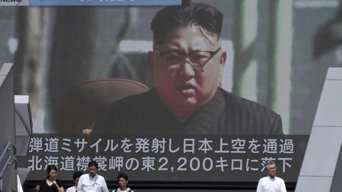 Una pantalla de televisión muestra a Kim Jong-un durante un noticiario sobre el lanzamiento del misil, este viernes 15 de septiembre, en Tokio.-AP / EUGENE HOSHIKO
