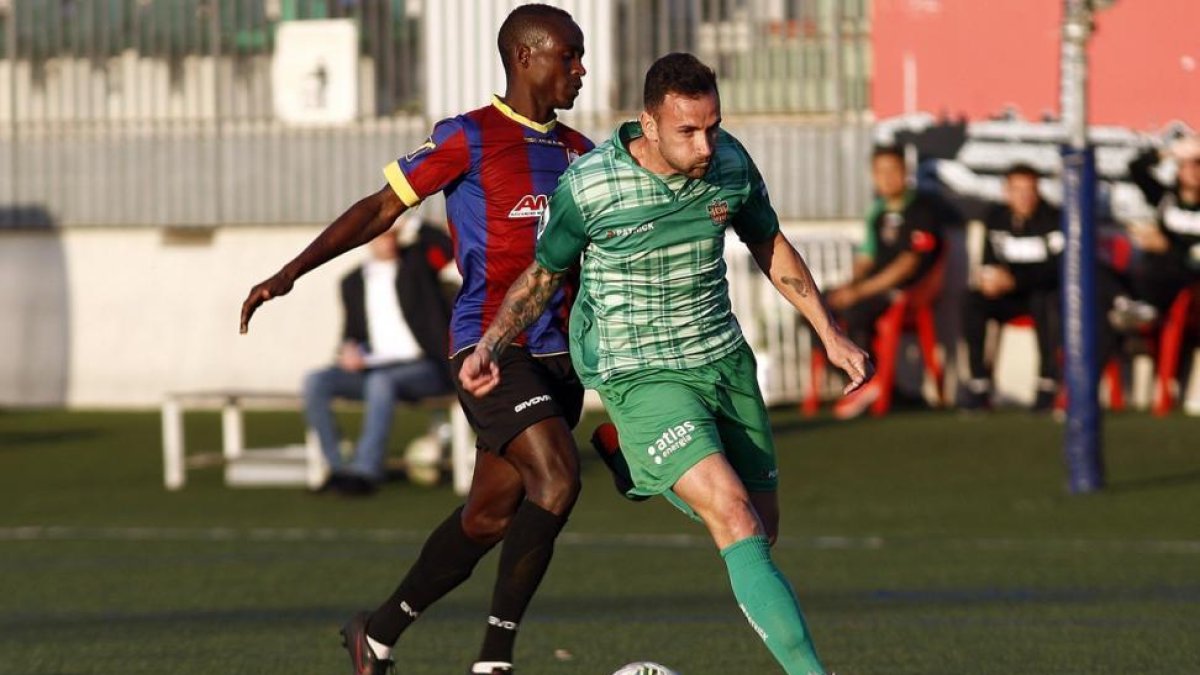 Cheik Saad, de azulgrana, durante el partido ante el Cornellà.-PEDRO CASTROVERDE