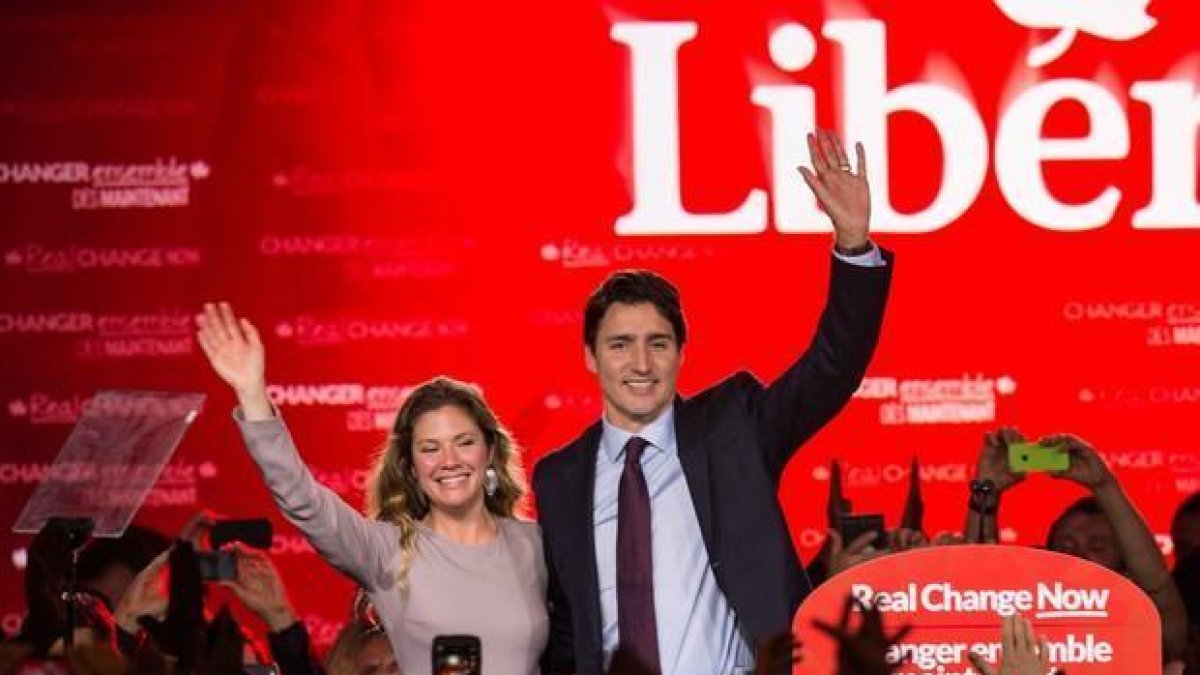 El líder del Partido Liberal de Canadá, Justin Trudeau, y su mujer, Sophie, saluda a su electorado, en Montreal, este martes.-NICHOLAS KAMM / AFP