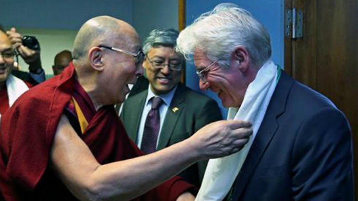 El Dalai Lama entrega un presente a Richard Gere-YVES HERMAN / REUTERS