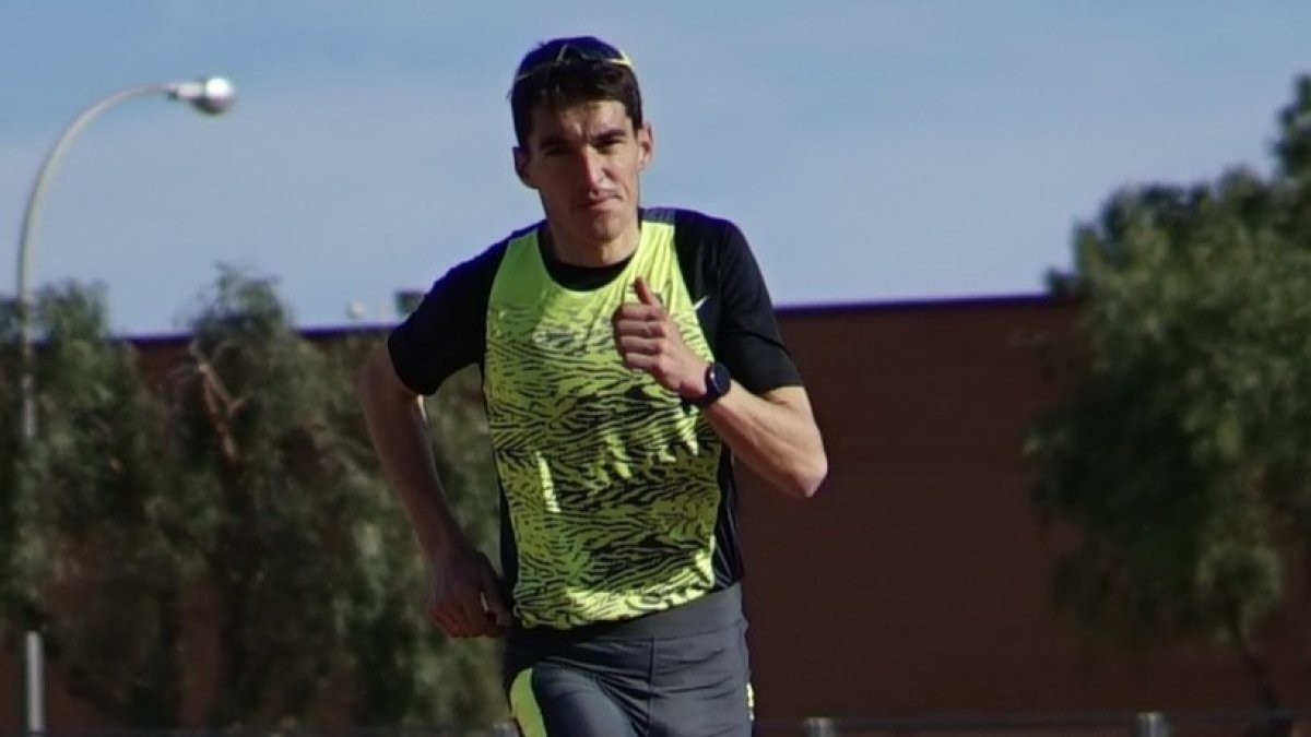 Daniel Mateo en un entrenamiento preparatorio de la maratón de Sevilla en la que se estrenará con Puma. HDS