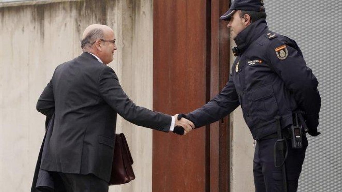 El coronel de la Guardia Civil Diego Pérez de los Cobos llega a la Audiencia Nacional, este lunes.-JOSÉ LUIS ROCA