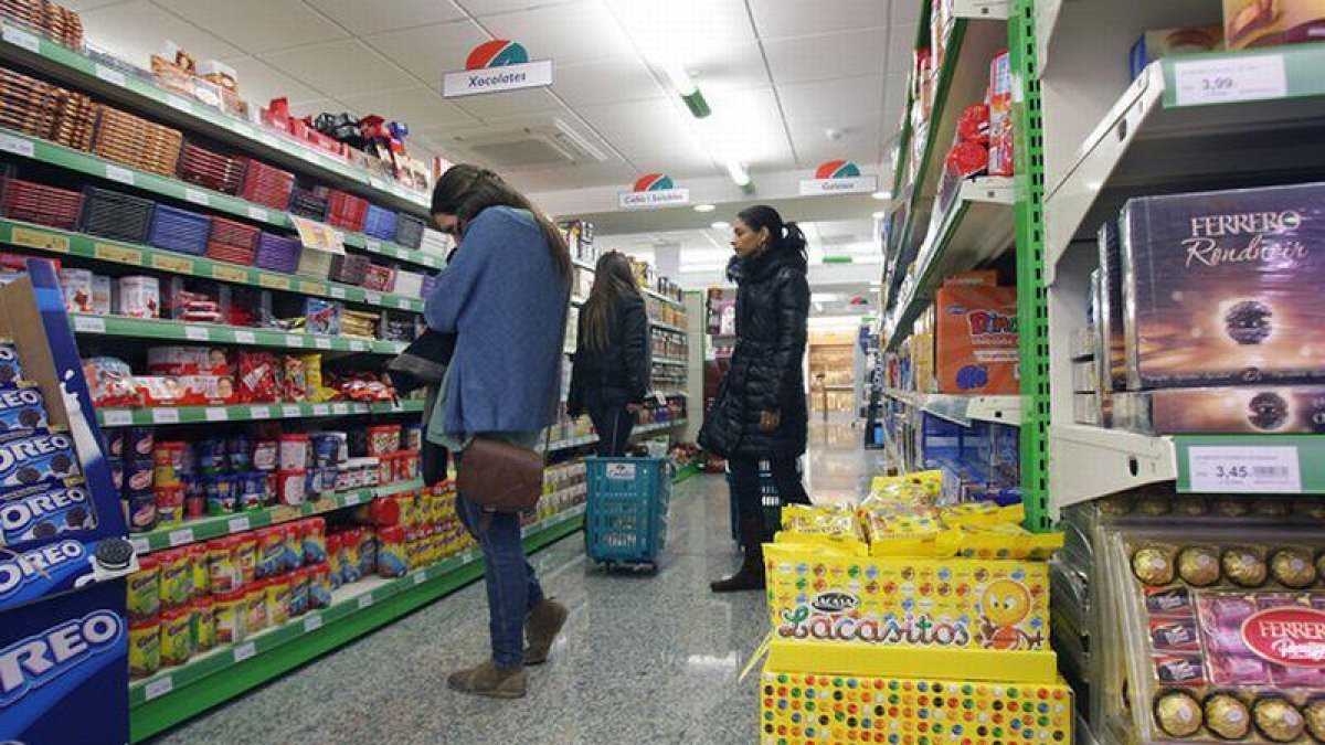 Consumidoras en un supermercado Condis de Barcelona.-ARCHIVO / Guillermo Moliner