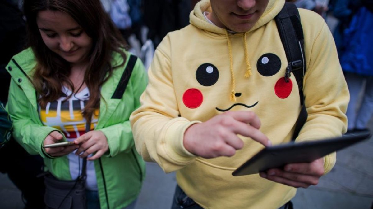 Dos jóvenes buscan 'pokemons' en Viena, el pasado fin de semana.-CHRISTIAN BRUNA / EFE