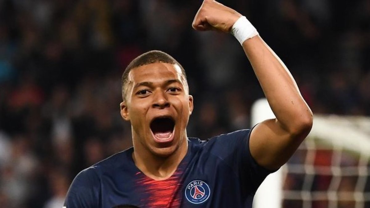Kylian Mbappé celebra su tercer gol, anoche, ante el Mónaco.-AFP / ANNE-CHRISTIEN POUJOULAT