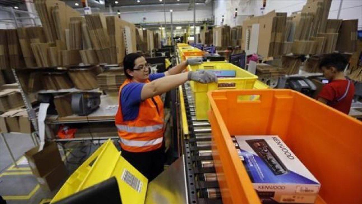 Centro logístico de Amazon en San Fernando de Henares.-JUAN MANUEL PRATS