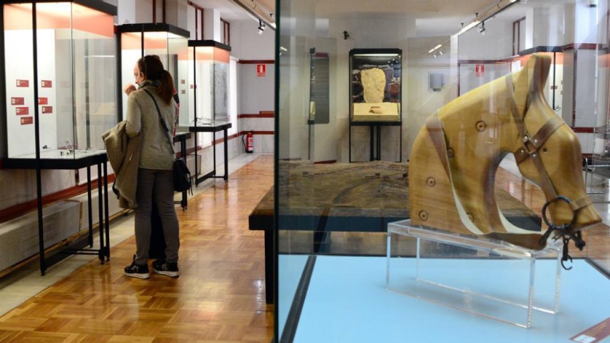 Los visitentes admiraron muchas de las piezas expuestas.-Álvaro Martínez