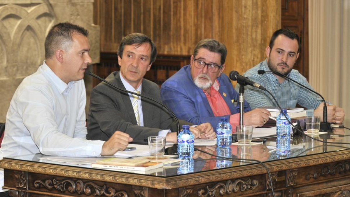 Enrique García interviene junto a Félix Villalba, José Antonio Martín de Marco y Alberto Santamaría.-VALENTÍN GUISANDE