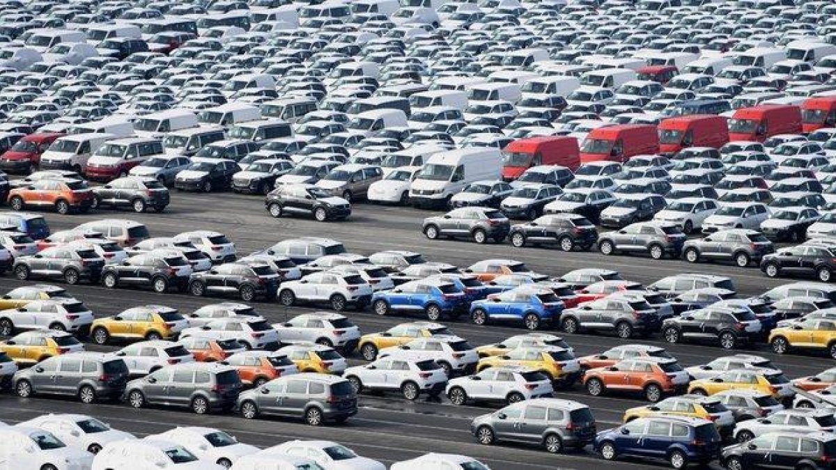 Automóviles estacionados en un aparcamiento antes de ser embarcados.-EPA