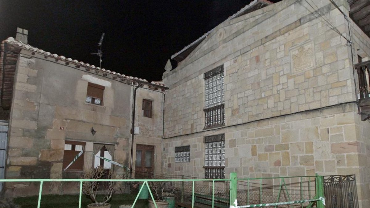 Domicilio en el que se encontró a los ancianos, uno de ellos fallecido.-LUIS ÁNGEL TEJEDOR