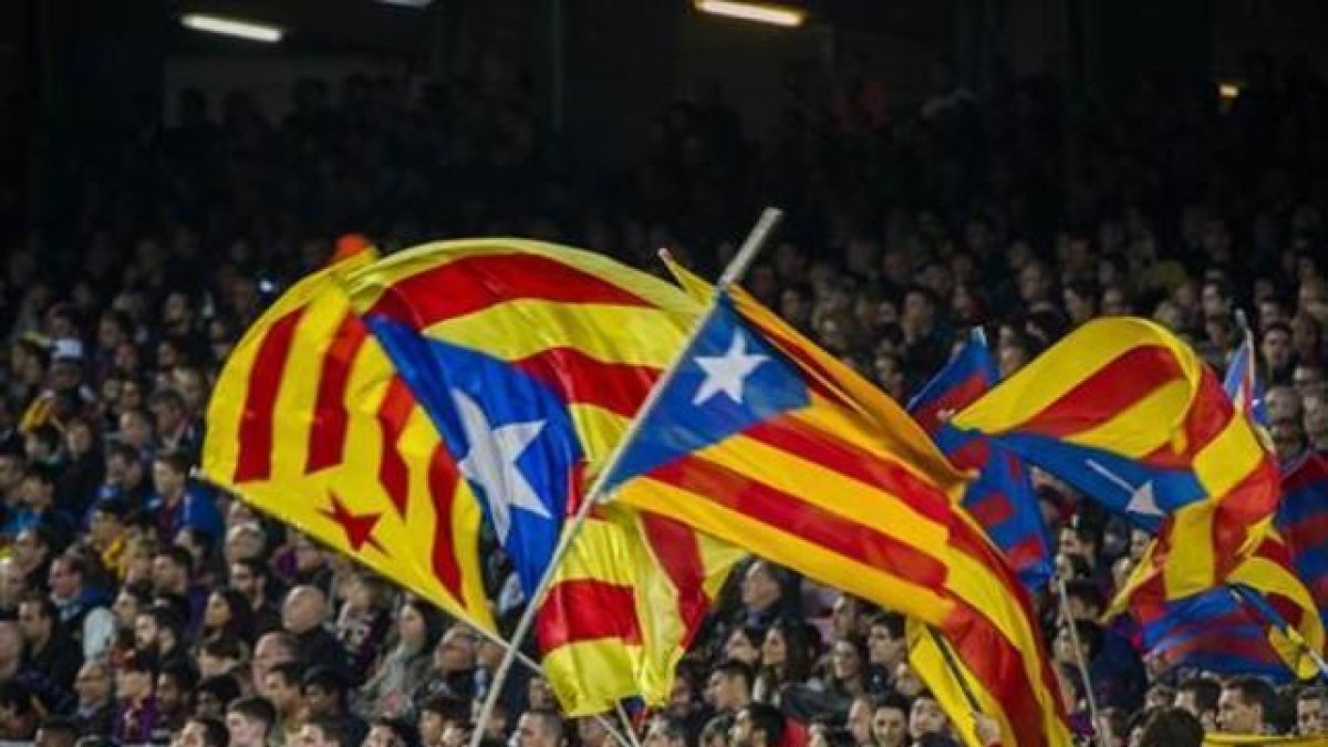 'Esteladas' durante un partido del Barça en el Camp Nou.-JORDI COTRINA