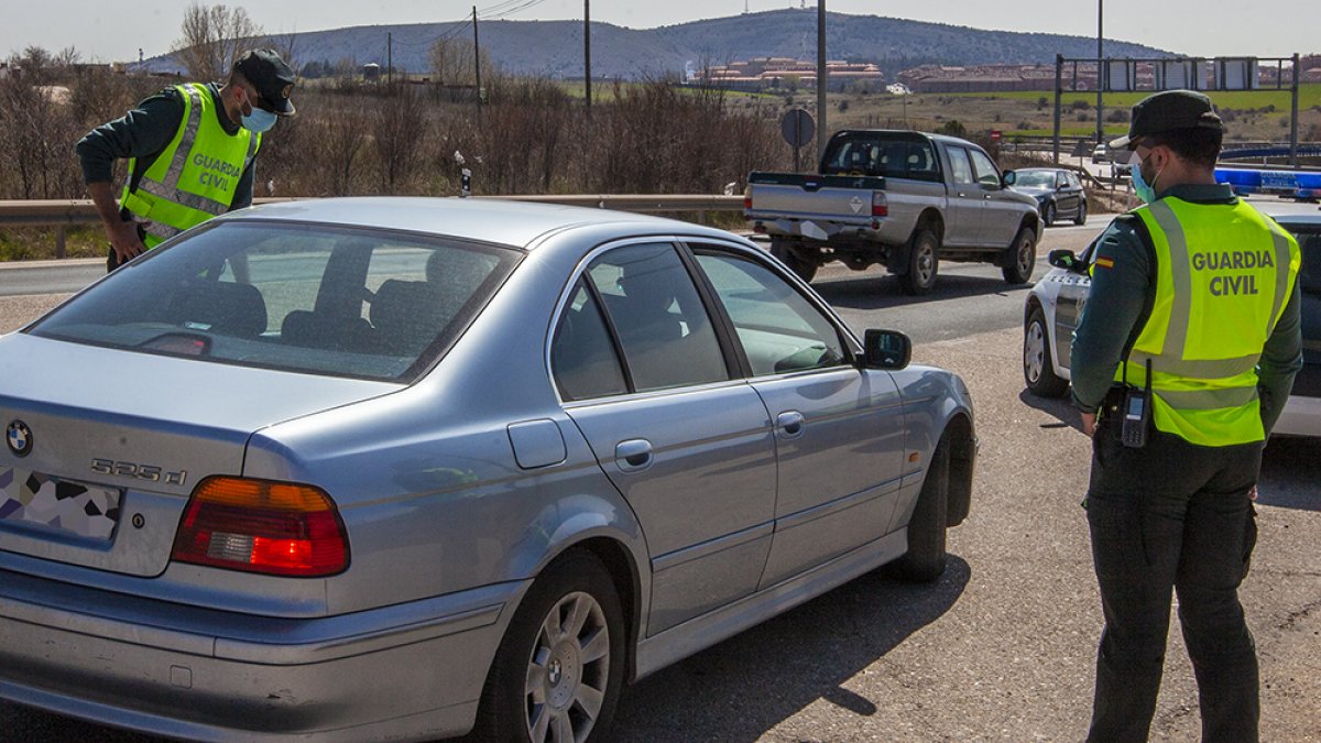 Control de la Guardia civil a la entrada desde La Rioja. MARIO TEJEDOR