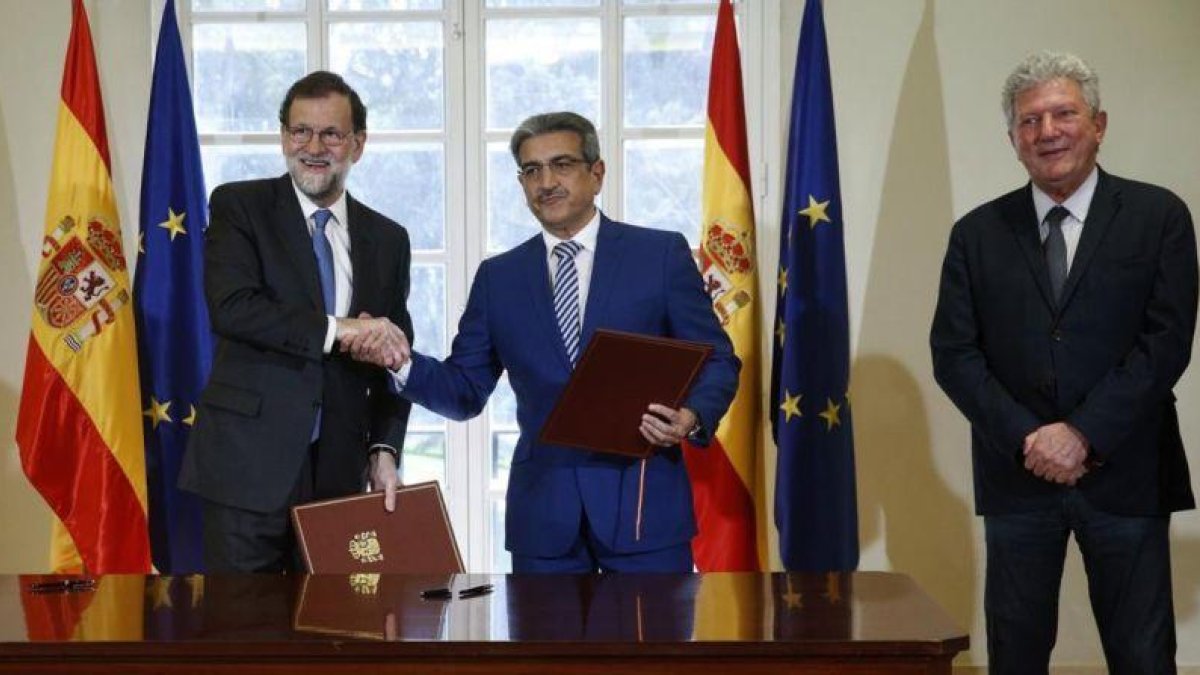 El presidente del Gobierno, Mariano Rajoy, el líder de Nueva Canarias, Román Rodríguez y el diputado Pedro Quevedo, durante la firma del acuerdo para aprobar los Presupuestos del 2017 en mayo.-