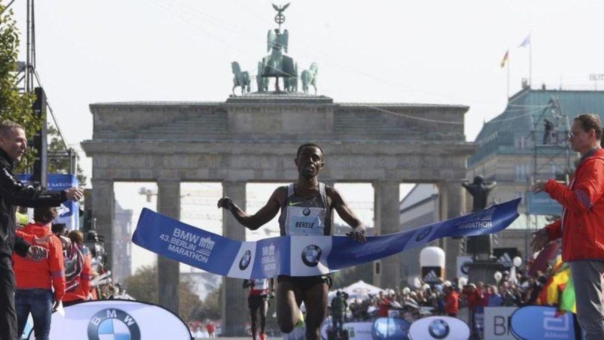Kenenisa Bekele cruza la meta del Maratón de Berlín.-REUTERS / FABRIZIO BENSCH