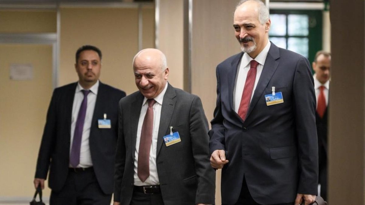 El embajador sirio ante la ONU, Bashar al Yafari (derecha) y miembros de su delegación llegan para asistir a una nueva reunión dentro de las negociaciones de paz para Siria en la sede europea de la ONU, en Ginebra, el 14 de diciembre.-EFE / FABRICE COFFRINI