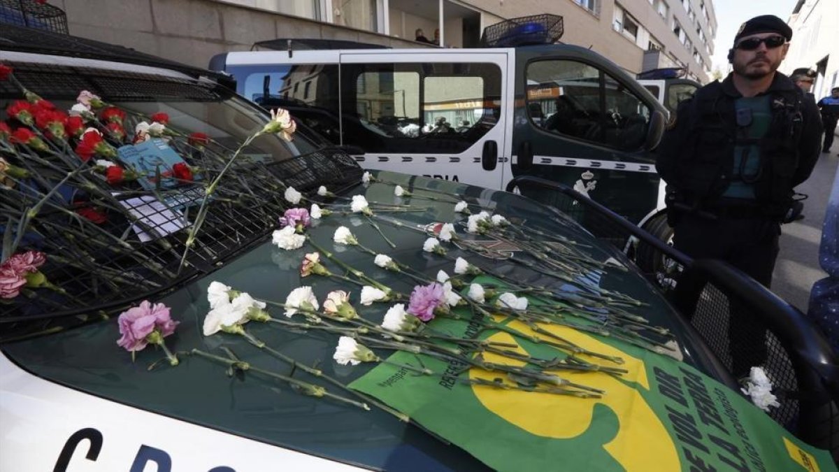 La Guardia Civil requisa material del 1-O en la sede de Unipost en Terrassa.-JULIO CARBÓ