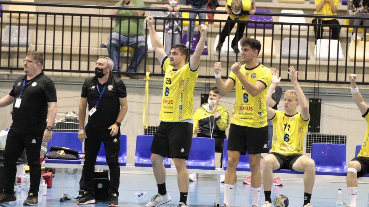 El banquillo del BM Soria celebra un gol en el San Andrés. HDS