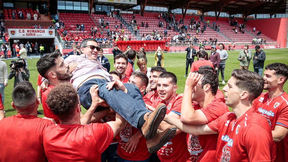 Los jugadores numantinos mantean al presidente, Santiago Morales. GONZALO MONTESEGURO