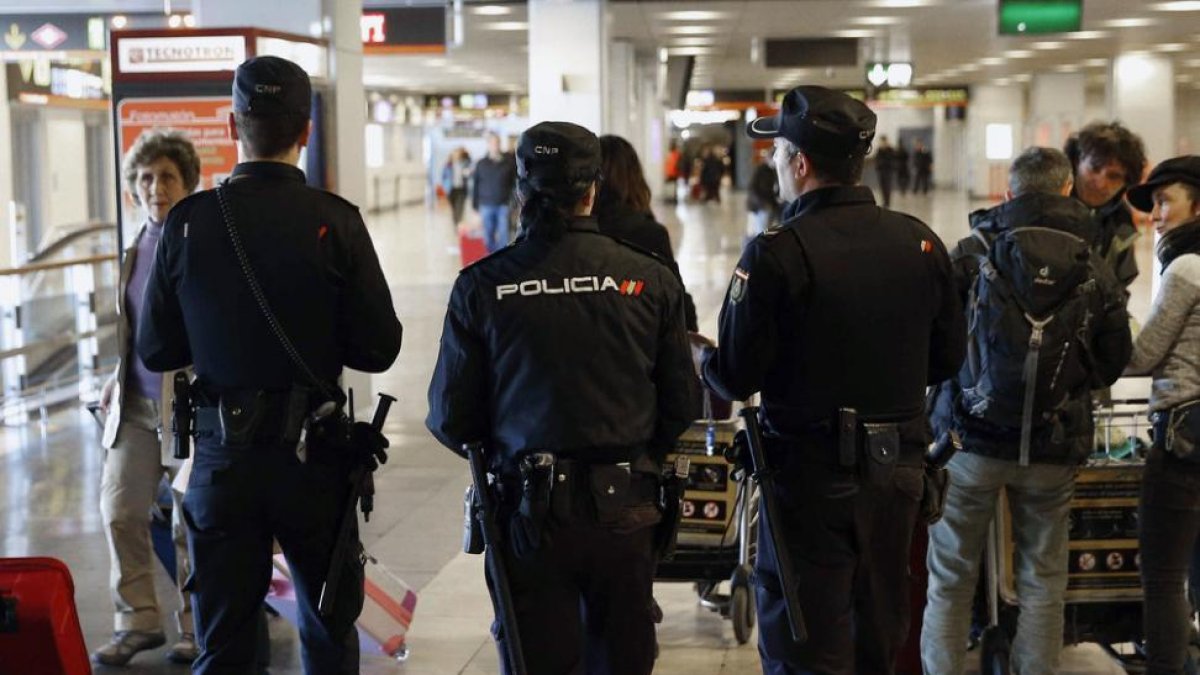Agentes de la Policía Nacional patrullan en la terminal 1 del aeropuerto de Madrid-Barajas, la semana pasada.-EFE