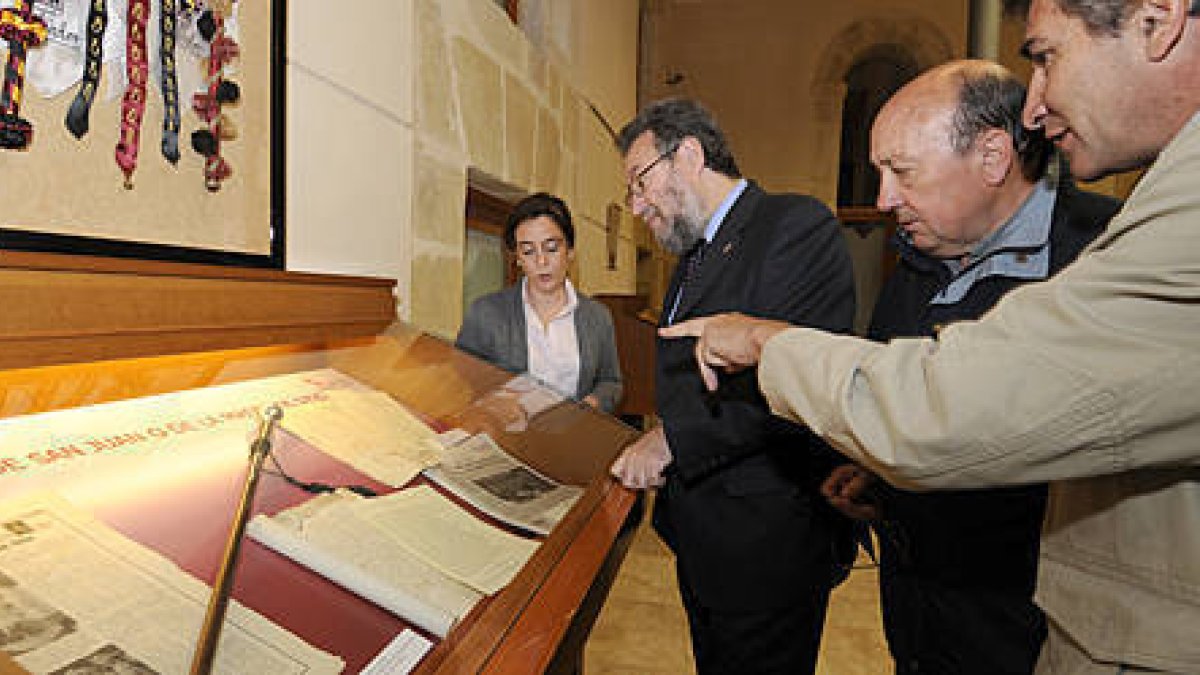 Carlos de la Casa y Joaquín Alcalde, segundo y tercero por la izquierda, ayer en la inauguración de la muestra. / VALENTÍN GUISANDE-