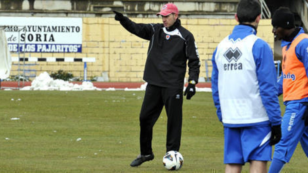 El máximo responsable en el banquillo del Numancia, Pablo Machín. / VALENTÍN GUISANDE-