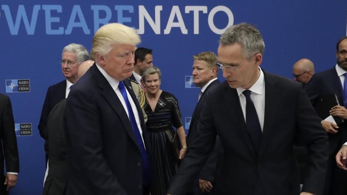 Trump con el secretario general de la OTAN, Jens Stoltenberg.-MATT DUNHAM