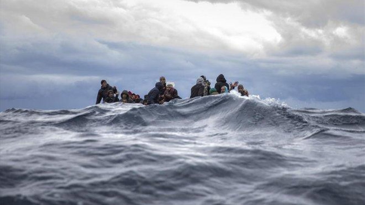 El grupo de migrantes rescatados por la oenegé Open Arms en el Mediterráneo Central.-SANTI PALACIOS (AP)