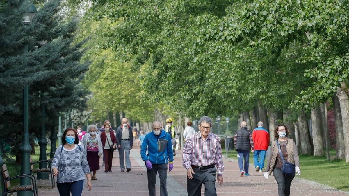 Gente haciendo deporte por el parque Ribera de Castilla. - JUAN MIGUEL LOSTAU