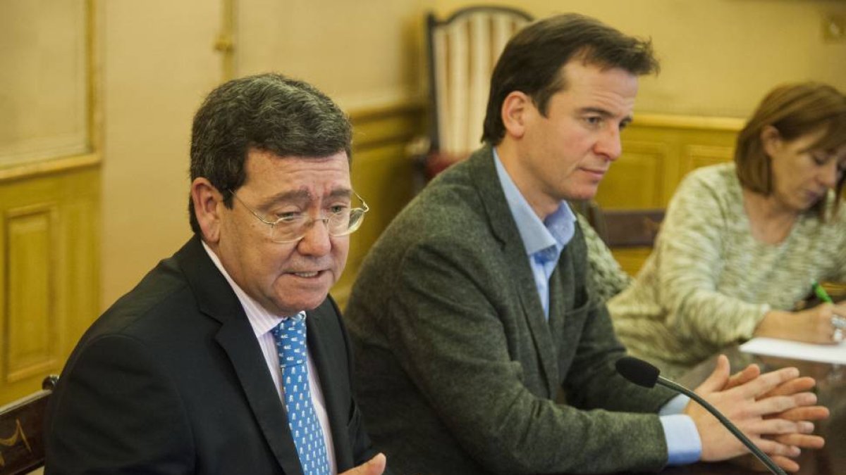 El presidente de la Diputación de Burgos, César Rico, acompañado por el portavoz, Borja Suárez, hace un balance de las actuaciones de 2014-Ical