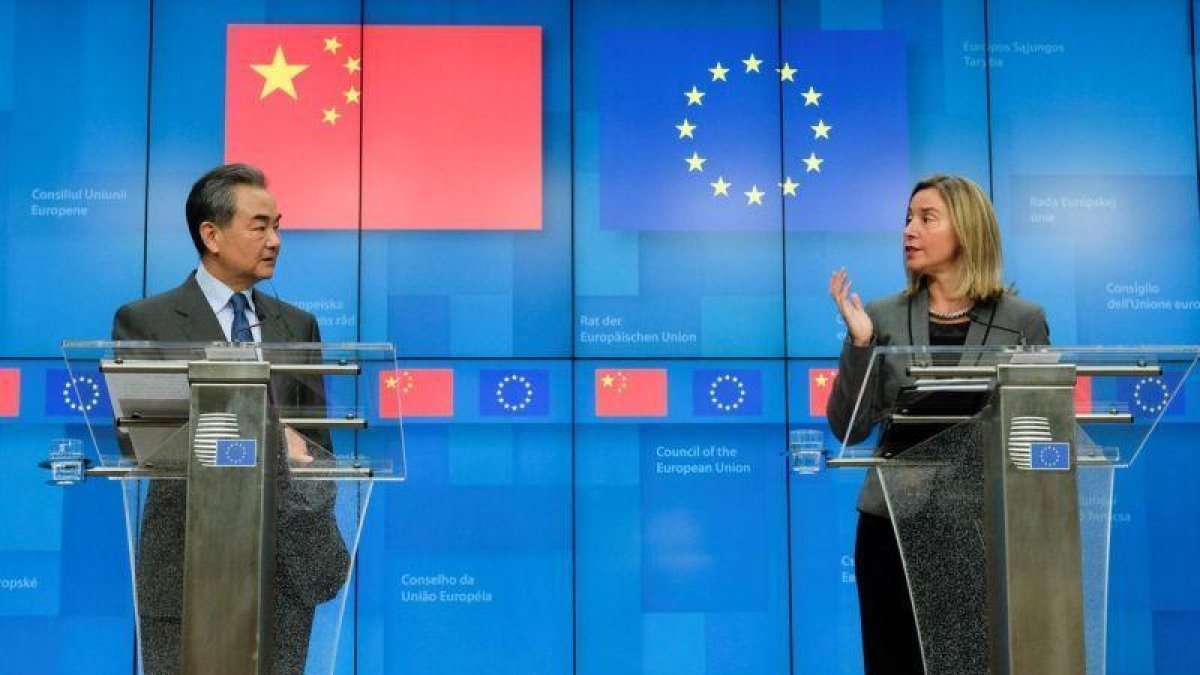 El ministro de Exteriores chino, Wang Yi, y la jefa de la diplomacia europea, Federica Mogherini, tras participar en la reunión estratégica de alto nivel UE-China este lunes 18-3-2019 en Bruselas.-EFE / OLIVIER HOSLET