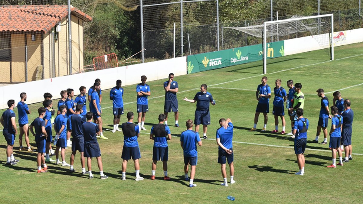 La plantilla del Numancia regresó ayer a los entrenamientos en la Ciudad Deportiva. CD. Numancia